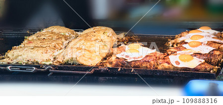 お祭りなどのイベントの時にだけ出店される、様々な食べ物やおもちゃの屋台 109888316