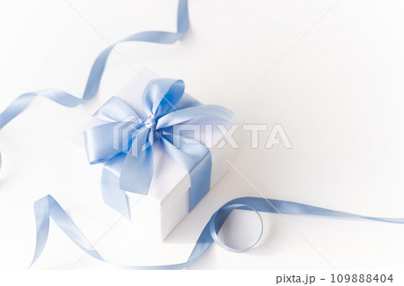 ピュアで爽やかで上品な色サックスブルーのリボンの贈り物 109888404