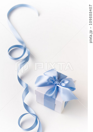 ピュアで爽やかで上品な色サックスブルーのリボンの贈り物 ピュアで爽やかで上品な色サックスブルーのリボンの贈り物 109888407