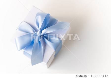 ピュアで爽やかで上品な色サックスブルーのリボンの贈り物 ピュアで爽やかで上品な色サックスブルーのリボンの贈り物 109888412