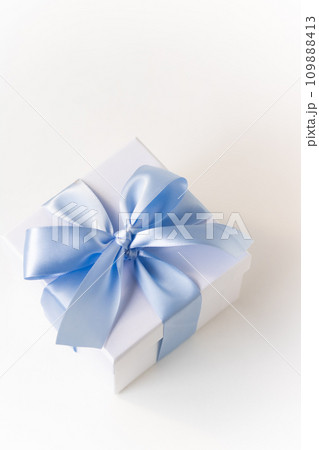 ピュアで爽やかで上品な色サックスブルーのリボンの贈り物 109888413
