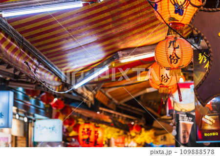 台湾　夜の九份 109888578