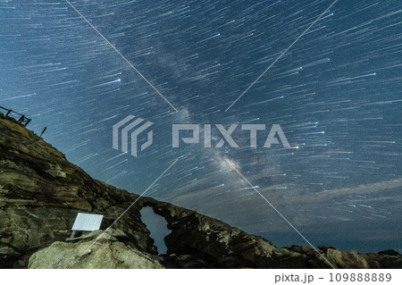 三浦半島・城ヶ島馬の背洞門と天の川と星の尾 三浦半島・城ヶ島馬の背洞門と天の川と星の尾 109888889