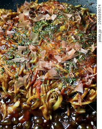 大阪のソウルフード　お好み焼き（モダン焼き） 109889074