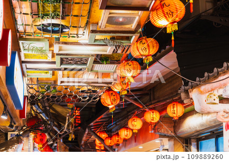 台湾　夜の九份 109889260