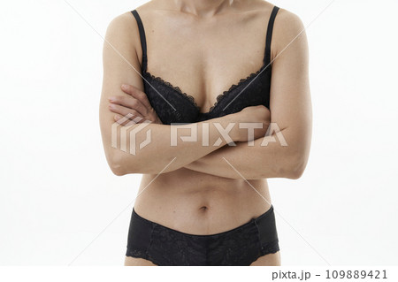 下着を着用した女性 109889421