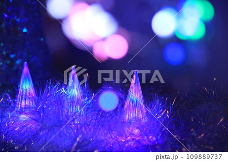 クリスマスイメージのライトアップ 109889737