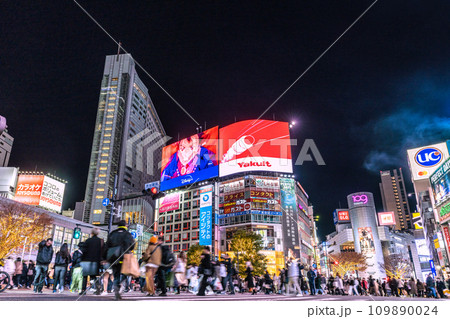日本の東京都市景観 師走の慌ただしさ…賑わう渋谷。光と影…明日への叡智、希望の光・輝きの時代へ… 109890024