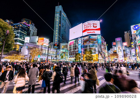 日本の東京都市景観 師走の慌ただしさ…賑わう渋谷。光と影…明日への叡智、希望の光・輝きの時代へ… 109890028