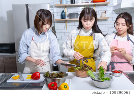キッチンでサラダを作る女性3人 109890062