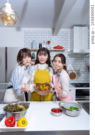 キッチンでサラダを作る女性3人 キッチンでサラダを作る女性3人 109890091