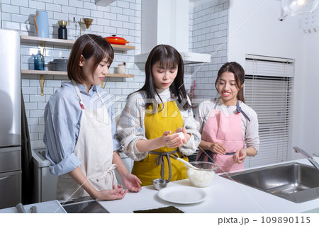 キッチンでおにぎりを作る女性3人 キッチンでおにぎりを作る女性3人 109890115