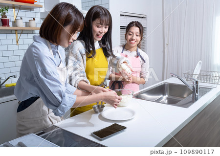 キッチンでおにぎりを作る女性3人 キッチンでおにぎりを作る女性3人 109890117