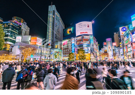 日本の東京都市景観 師走の慌ただしさ…賑わう渋谷。光と影…明日への叡智、希望の光・輝きの時代へ… 109890185
