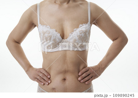 下着を着用した女性 109890245
