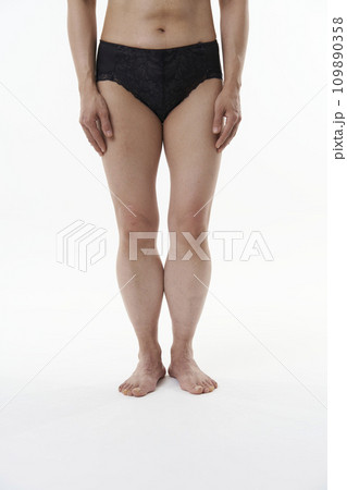下着を着用した女性 109890358