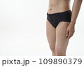 下着を着用した女性 109890379