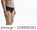 下着を着用した女性 109890381