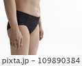 下着を着用した女性 109890384