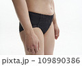 下着を着用した女性 109890386