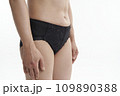 下着を着用した女性 109890388