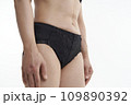 下着を着用した女性 109890392