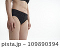 下着を着用した女性 109890394