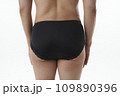 下着を着用した女性 109890396