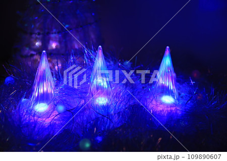 クリスマスイメージのライトアップ クリスマスイメージのライトアップ 109890607