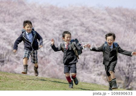 桜の咲く公園を走る一年生たち 109890633