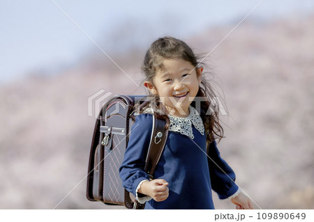 桜の咲く公園で笑う一年生 109890649