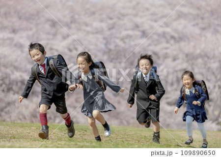 桜の咲く公園を走る一年生たち 桜の咲く公園を走る一年生たち 109890650