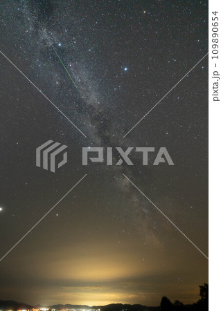 天の川とペルセウス座流星群 天の川とペルセウス座流星群 109890654