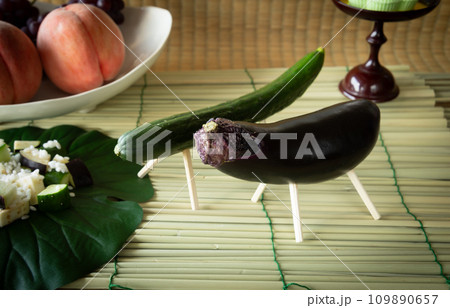 精霊馬と精霊牛　キュウリで作った精霊馬　ナスで作った精霊牛　精霊棚　盆棚　お飾り 109890657