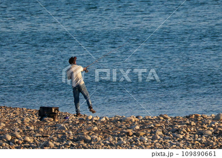 海で投げ釣りを楽しむ 海で投げ釣りを楽しむ 109890661