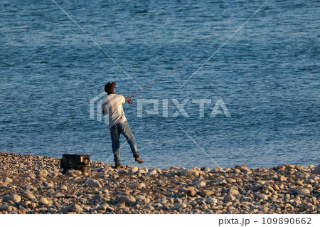 海で投げ釣りを楽しむ 109890662
