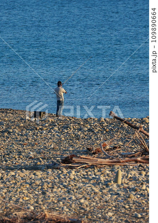 海で投げ釣りを楽しむ 109890664