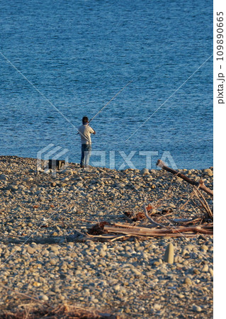 海で投げ釣りを楽しむ 海で投げ釣りを楽しむ 109890665