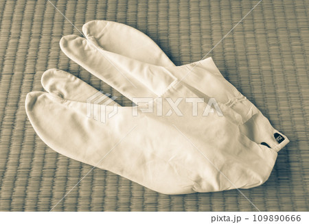 畳に置かれた足袋　白足袋　四枚こはぜ 109890666