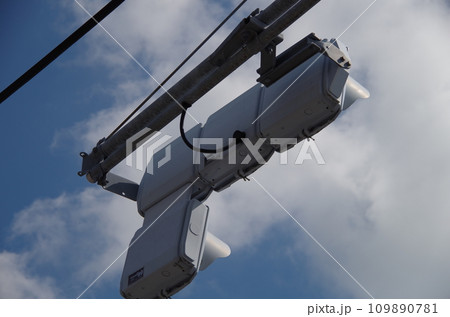 見上げる信号機の裏側 109890781