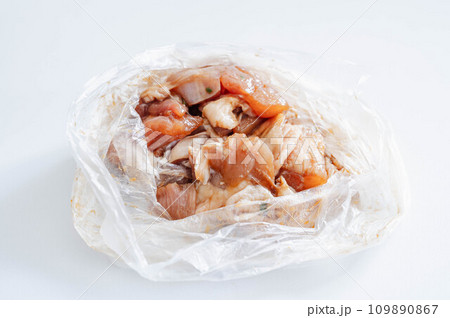 ビニール袋で下味をつける鶏モモ肉 109890867