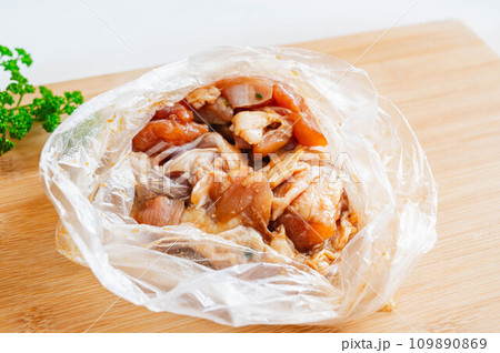 ビニール袋で下味をつける鶏モモ肉 ビニール袋で下味をつける鶏モモ肉 109890869