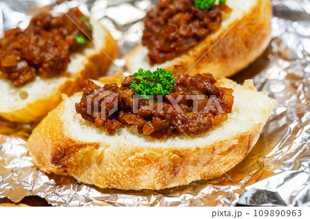 チリミートを乗せたバゲット 109890963