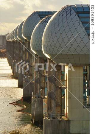 長良川河口堰のゲートタワー 109891403