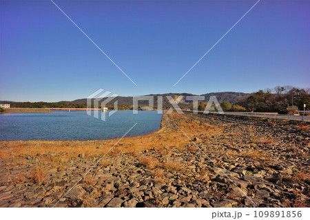 中里ダムの堤体と鈴養湖 中里ダムの堤体と鈴養湖 109891856