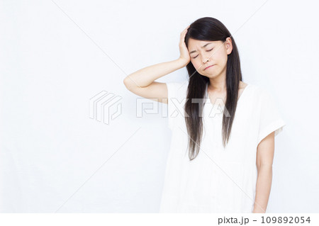 頭が痛い30代の女性 頭が痛い30代の女性 109892054