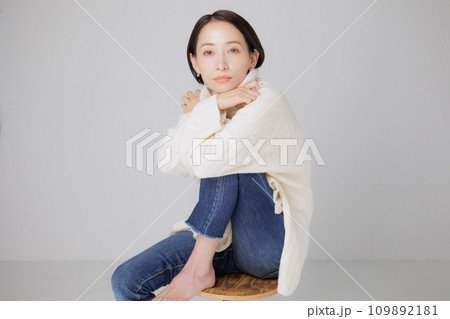 タートルネックを着た女性 タートルネックを着た女性 109892181