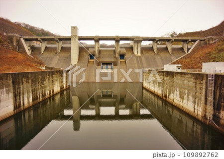 下流から見る灰塚ダムの堤体 109892762