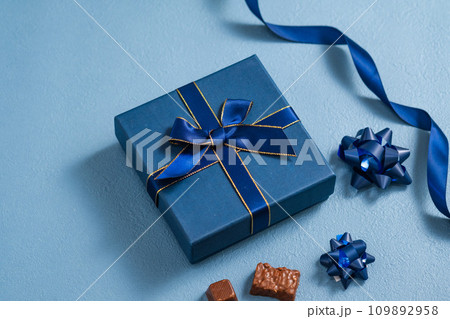 ホワイトデーのプレゼントと青の背景 109892958