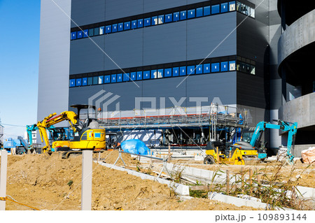 物流施設の建設現場 109893144